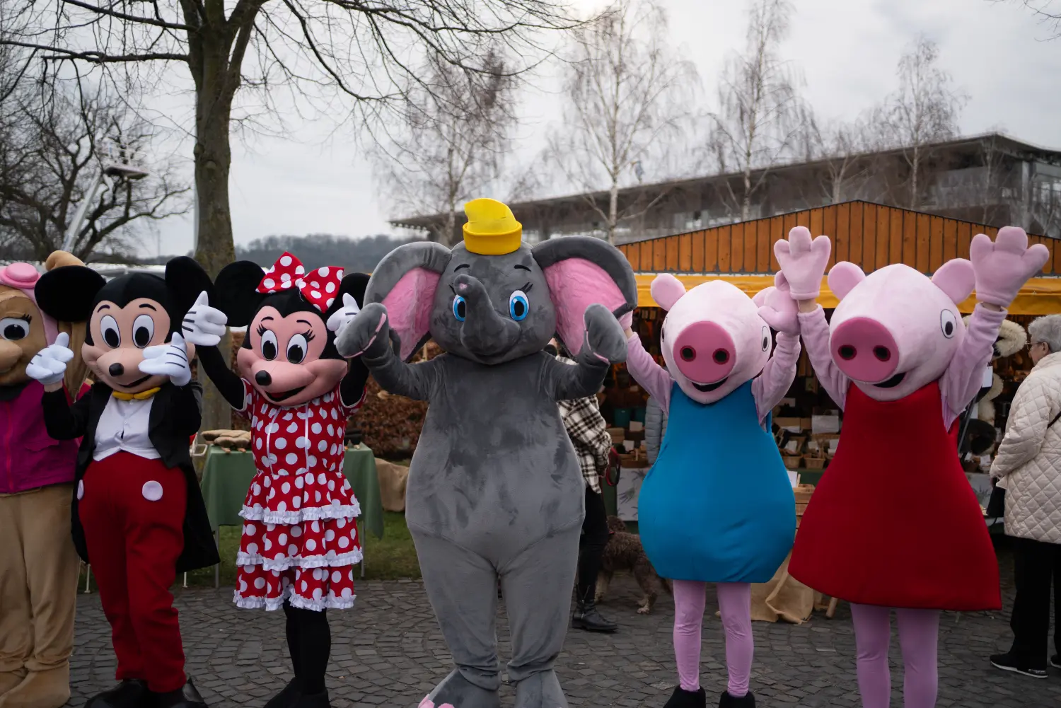 Verschiedene Charakterkostüme von Maxiland Event