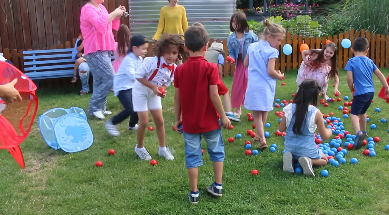Kinder spielen im Garten von Maxiland Event
