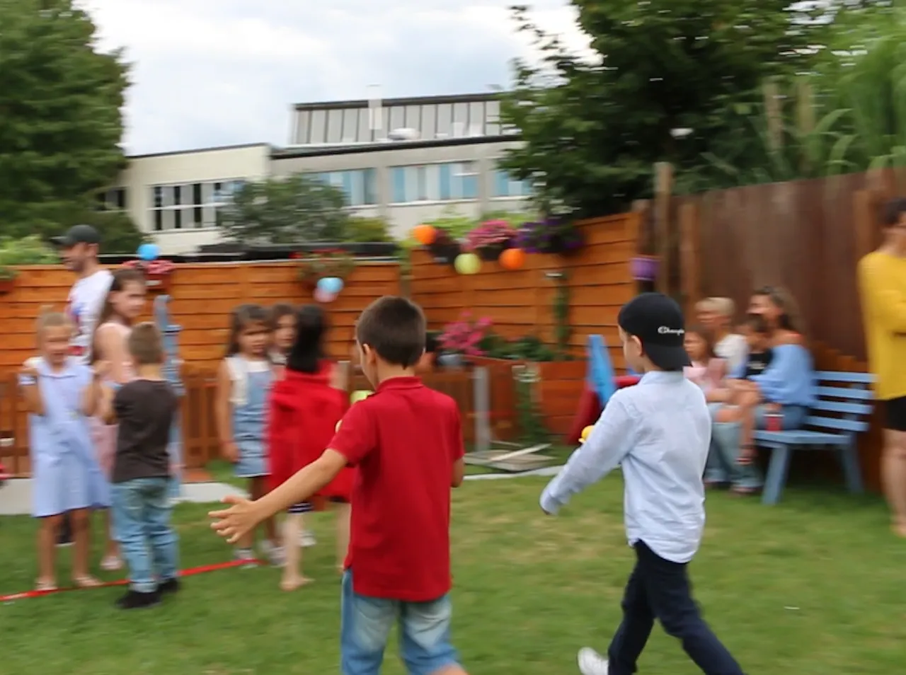 Kinder spielen im Garten von Maxiland Event
